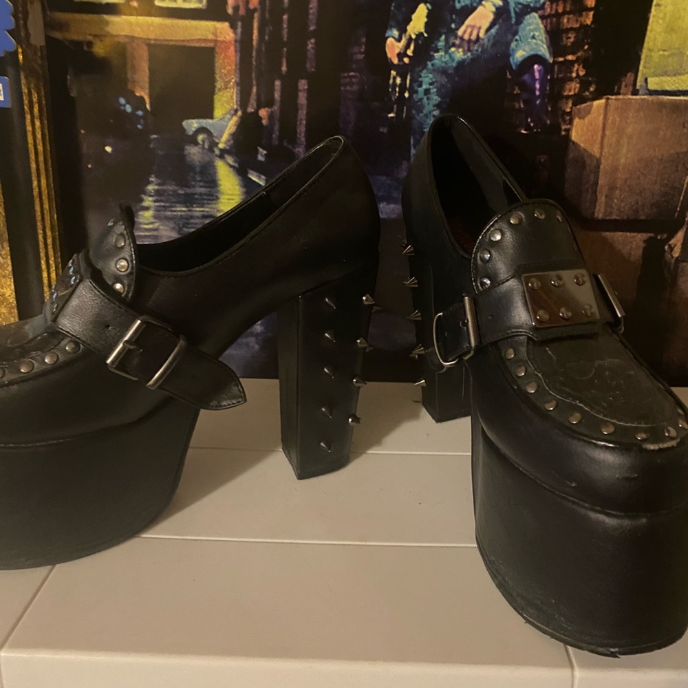 Hot piratey platforms! Demonia!
